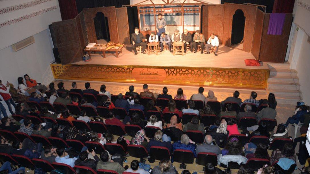 ''24 Kasım Öğretmenler Günü '' Etkinlikleri '' Komşu Köyün Delisi'' Tiyatro Gösterisi İle Devam Etti